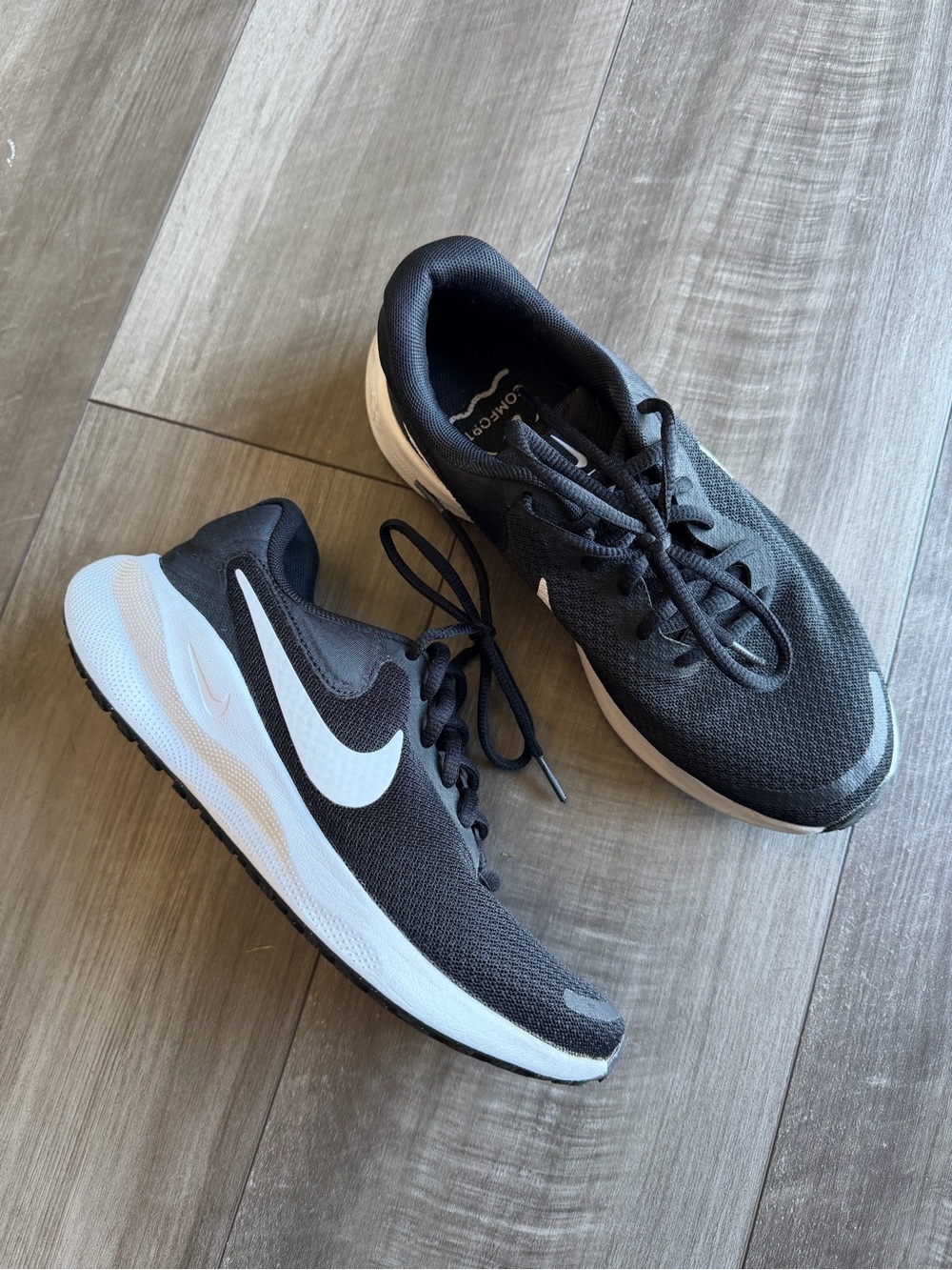 Nike Revolution 7 Black and White Running Shoes Women’s Sz 6 Athletic Sneakers